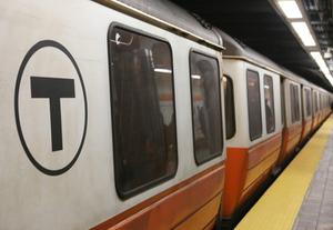 Mỹ: Cả tuyến tàu điện ngầm ngừng hoạt động vì bị 1 người đàn ông nghi trốn viện… liếm