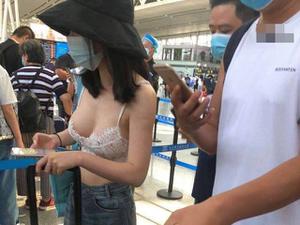 Mặc áo bra ren hở cả nửa vòng 1 ra sân bay, cô gái bị dân mạng chỉ trích